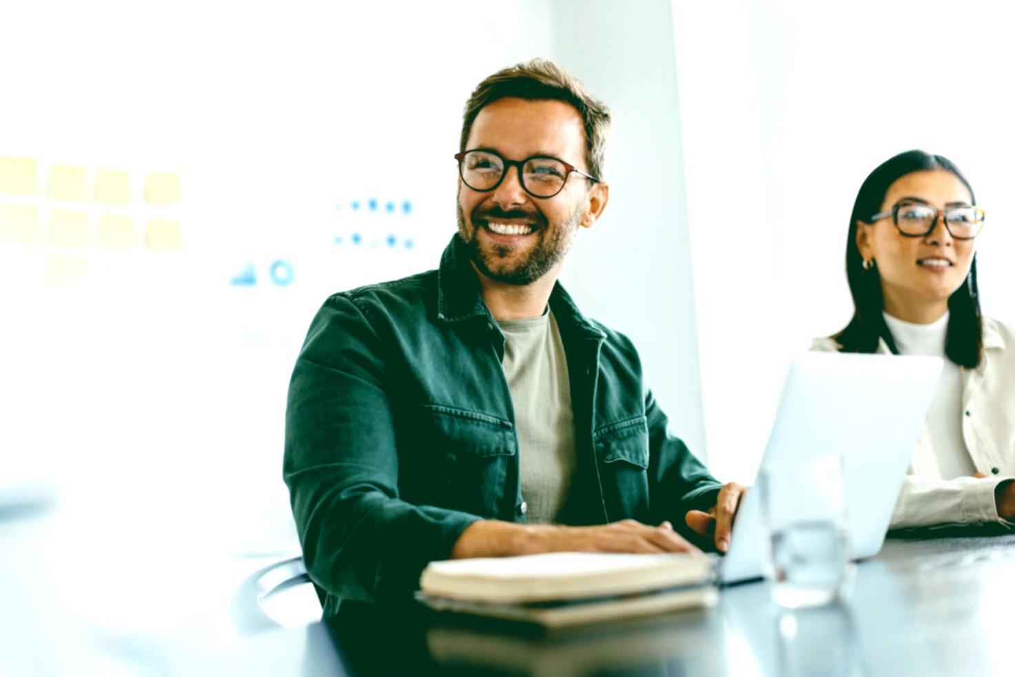 Spațiu de lucru organizat cu documente financiare și planificare bugetară