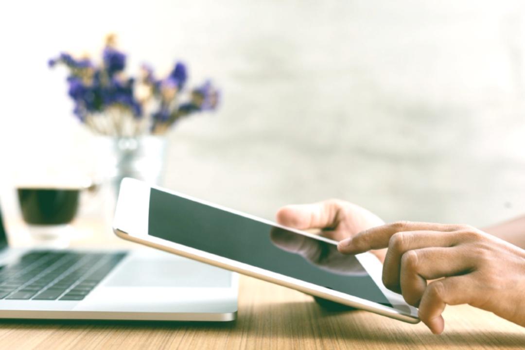 Echipa Yavexoluniqena lucrând la strategii de previziune bugetară pentru clienți